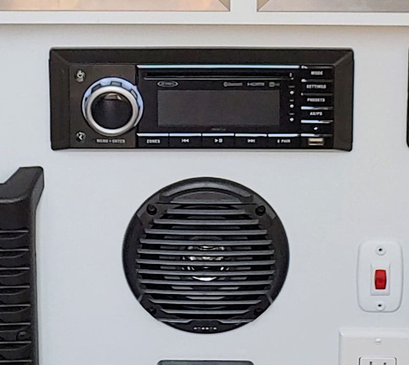 Stereo Package (AM/FM/CD/DVD/USB/Bluetooth, 1 int. and 1 ext. speakers)